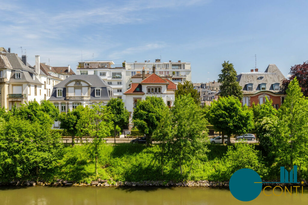 Adresse de prestige au bord de l'eau pour ces combles à aménager - Strasbourg