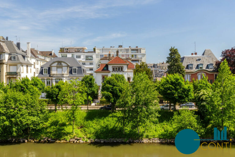 Adresse de prestige au bord de l'eau pour ces combles à aménager - Strasbourg